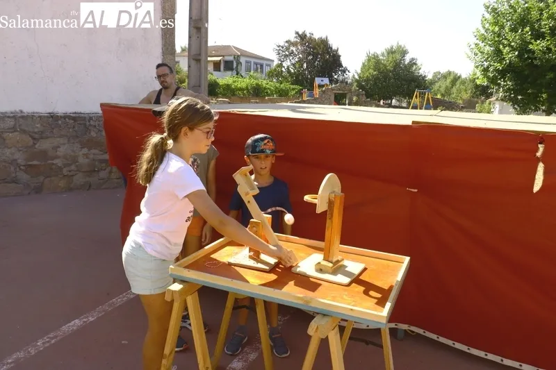 Juegos infantiles en Saldeana en las fiestas de verano / CORRAL
