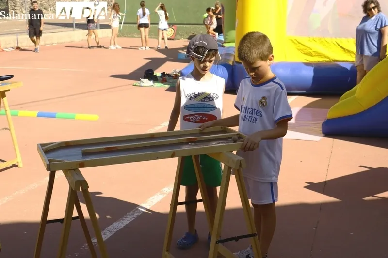 Juegos infantiles en Saldeana en las fiestas de verano / CORRAL