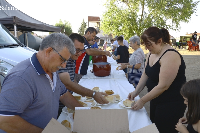 Hasta 600 raciones de chorizo asado, panceta y cabecero de lomo, con helado de postre, se repartieron  en la merienda popular ofrecida por el Ayuntamiento