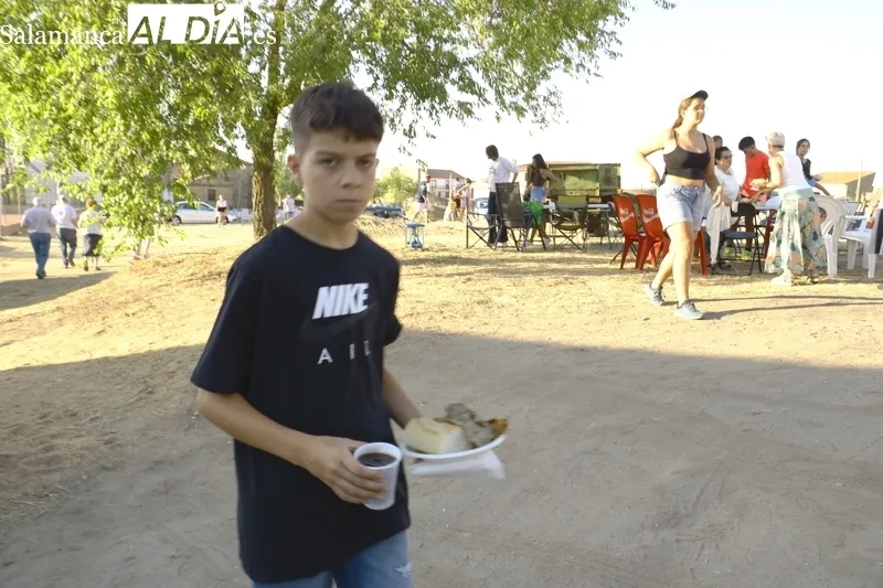 Hasta 600 raciones de chorizo asado, panceta y cabecero de lomo, con helado de postre, se repartieron  en la merienda popular ofrecida por el Ayuntamiento