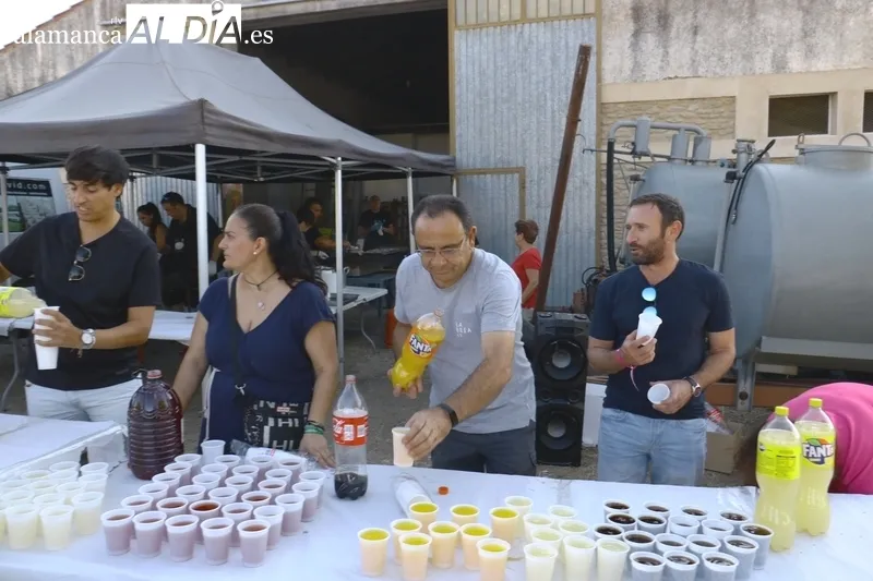 Hasta 600 raciones de chorizo asado, panceta y cabecero de lomo, con helado de postre, se repartieron  en la merienda popular ofrecida por el Ayuntamiento