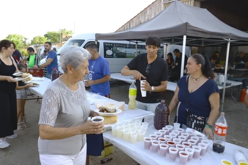 Hasta 600 raciones de chorizo asado, panceta y cabecero de lomo, con helado de postre, se repartieron  en la merienda popular ofrecida por el Ayuntamiento