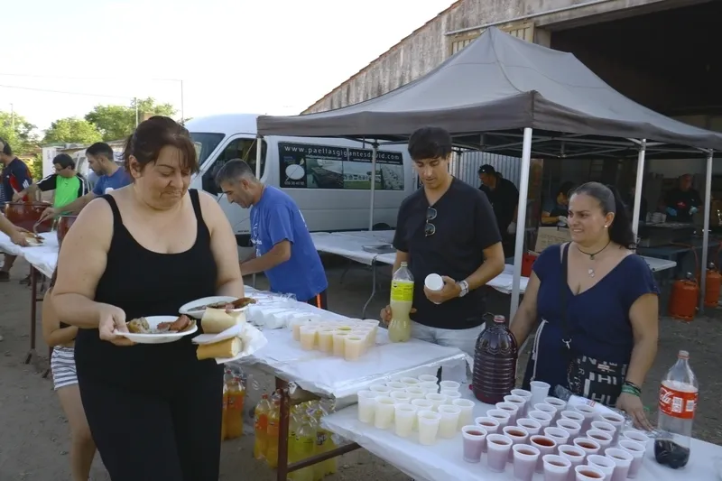 Hasta 600 raciones de chorizo asado, panceta y cabecero de lomo, con helado de postre, se repartieron  en la merienda popular ofrecida por el Ayuntamiento
