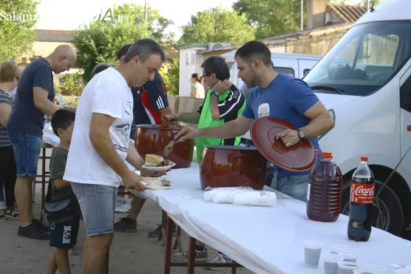 Hasta 600 raciones de chorizo asado, panceta y cabecero de lomo, con helado de postre, se repartieron  en la merienda popular ofrecida por el Ayuntamiento