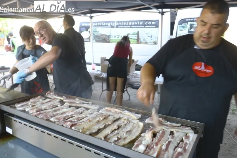 Hasta 600 raciones de chorizo asado, panceta y cabecero de lomo, con helado de postre, se repartieron  en la merienda popular ofrecida por el Ayuntamiento