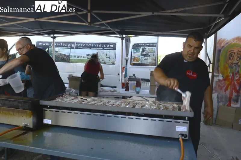 Hasta 600 raciones de chorizo asado, panceta y cabecero de lomo, con helado de postre, se repartieron  en la merienda popular ofrecida por el Ayuntamiento