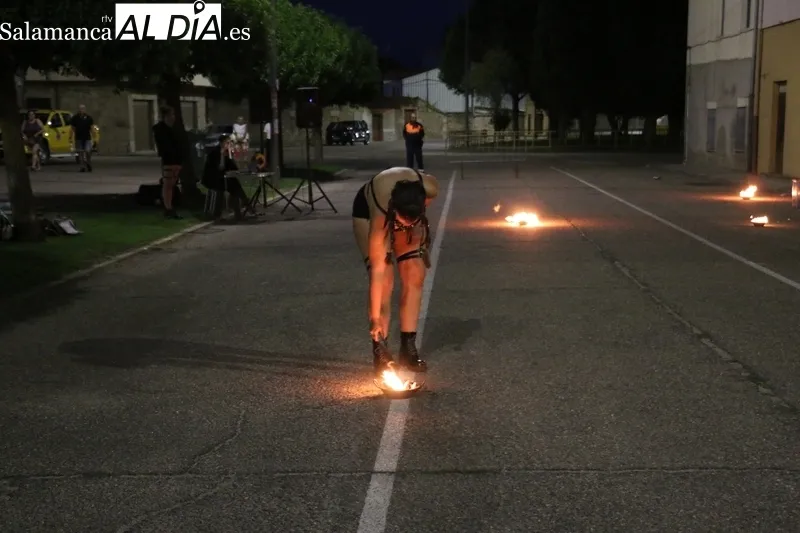 Danza oriental y espectáculo de fuego en la Feria Medieval de Vitigudino 