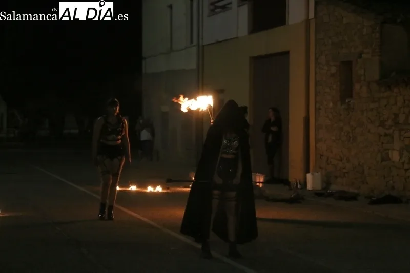 Danza oriental y espectáculo de fuego en la Feria Medieval de Vitigudino 