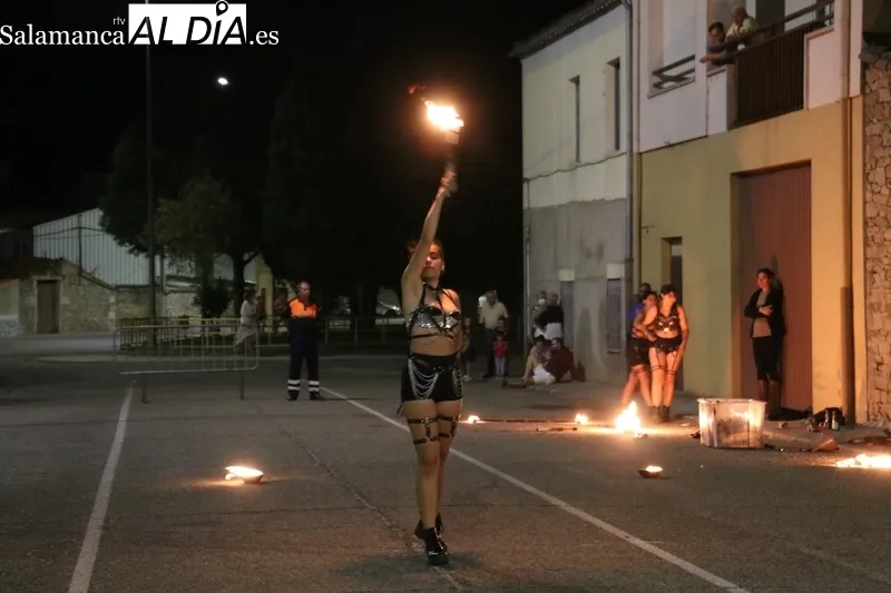 Danza oriental y espectáculo de fuego en la Feria Medieval de Vitigudino 