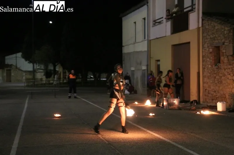Danza oriental y espectáculo de fuego en la Feria Medieval de Vitigudino 
