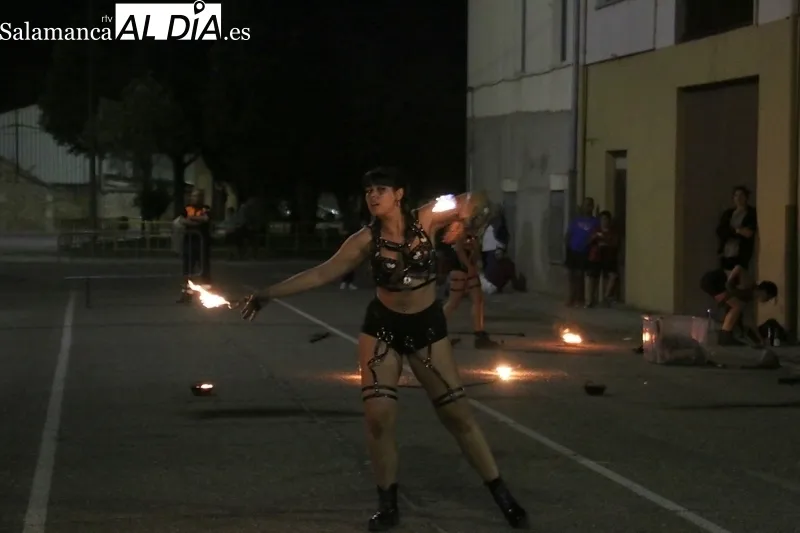 Danza oriental y espectáculo de fuego en la Feria Medieval de Vitigudino 