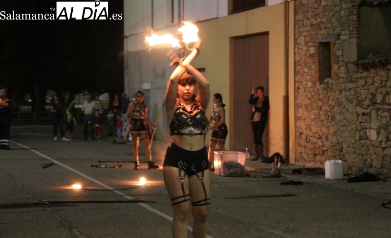 Danza oriental y espectáculo de fuego en la Feria Medieval de Vitigudino 