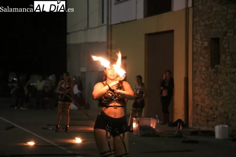 Danza oriental y espectáculo de fuego en la Feria Medieval de Vitigudino 