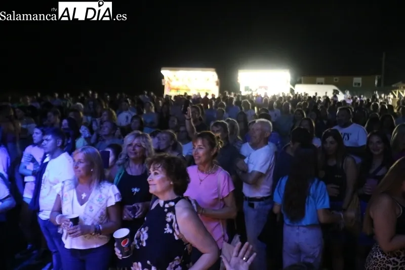 Actuación de Azúcar Moreno en Peralejos de Abajo / CORRAL 
