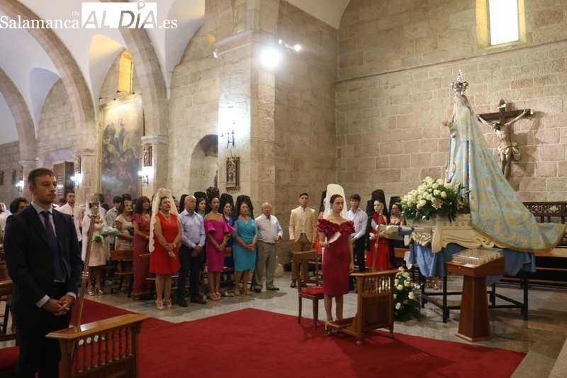 Procesión de la Virgen del socorro en Vitigudino con los hermanos Eva y Kiko Garzón de Arriba como mayordomos / CORRAL 
