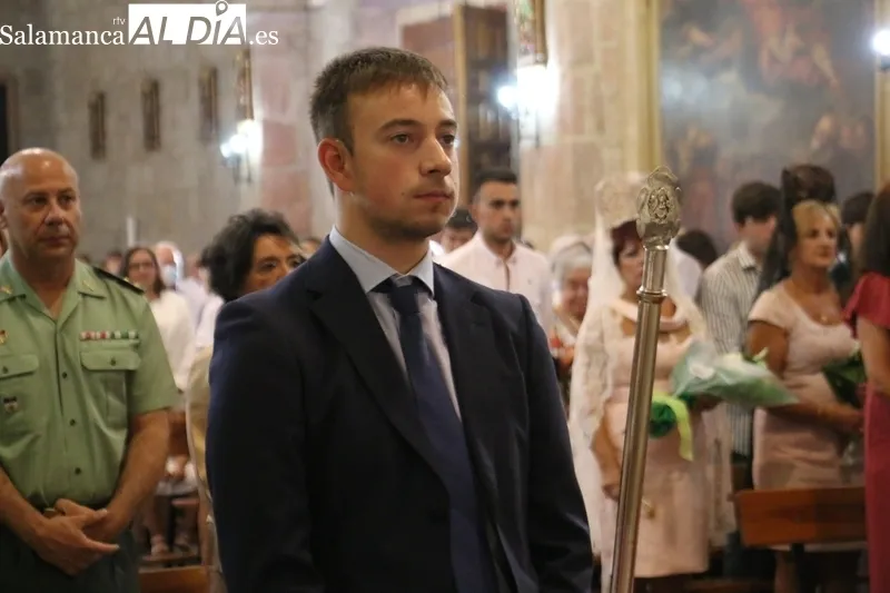 Procesión de la Virgen del socorro en Vitigudino con los hermanos Eva y Kiko Garzón de Arriba como mayordomos / CORRAL 
