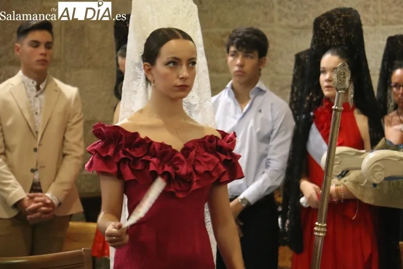 Procesión de la Virgen del socorro en Vitigudino con los hermanos Eva y Kiko Garzón de Arriba como mayordomos / CORRAL 