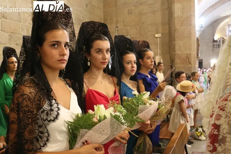 Procesión de la Virgen del socorro en Vitigudino con los hermanos Eva y Kiko Garzón de Arriba como mayordomos / CORRAL 