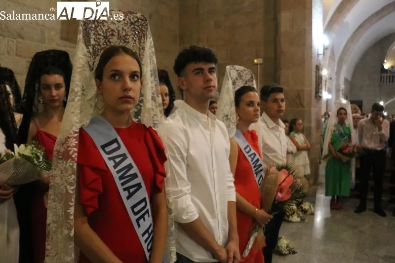 Procesión de la Virgen del socorro en Vitigudino con los hermanos Eva y Kiko Garzón de Arriba como mayordomos / CORRAL 
