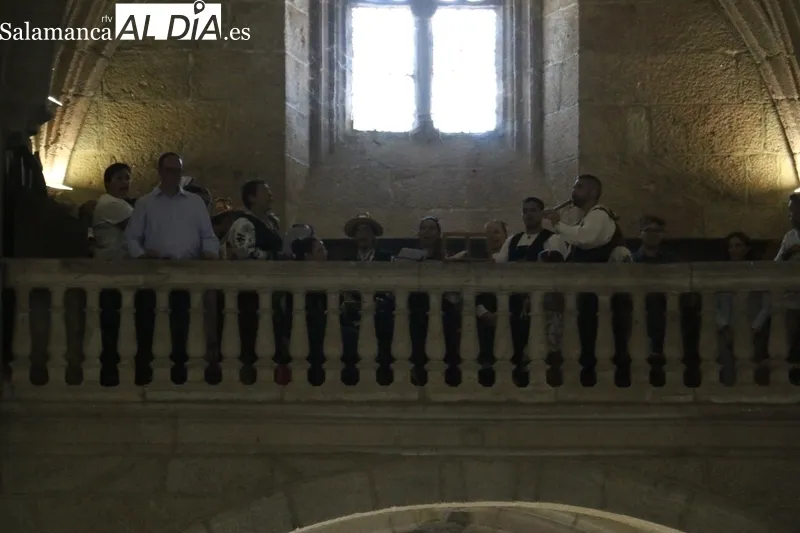 Procesión de la Virgen del socorro en Vitigudino con los hermanos Eva y Kiko Garzón de Arriba como mayordomos / CORRAL 