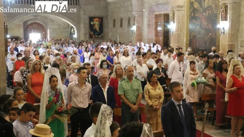 Procesión de la Virgen del socorro en Vitigudino con los hermanos Eva y Kiko Garzón de Arriba como mayordomos / CORRAL 