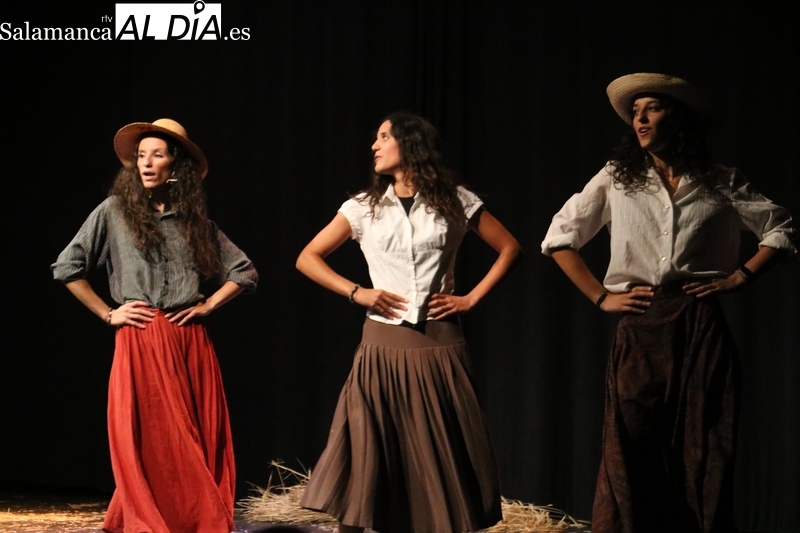 Representación de 'La verbena de Paloma' intepretada ayer lunes en La Panera de Monleras  / CORRAL 