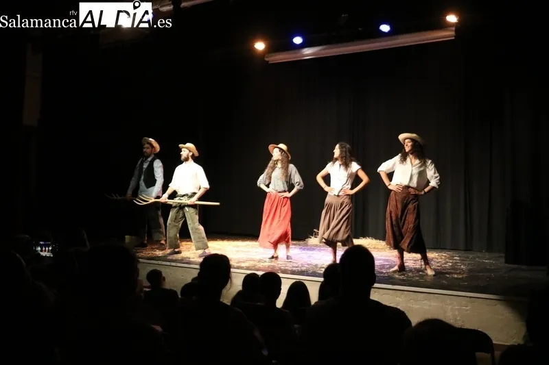 Representación de 'La verbena de Paloma' intepretada ayer lunes en La Panera de Monleras  / CORRAL 
