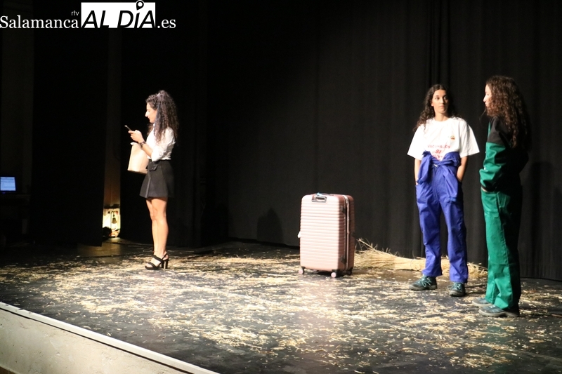 Representación de 'La verbena de Paloma' intepretada ayer lunes en La Panera de Monleras  / CORRAL 