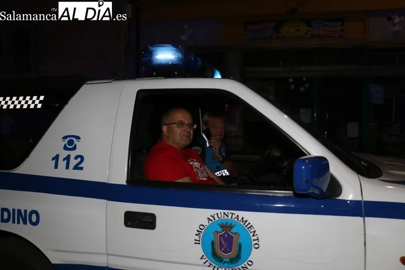 Multitudinario desfile de carrozas en Vitigudino la noche de este 15 de agosto / CORRAL