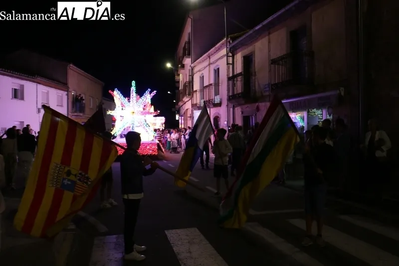 Multitudinario desfile de carrozas en Vitigudino la noche de este 15 de agosto / CORRAL