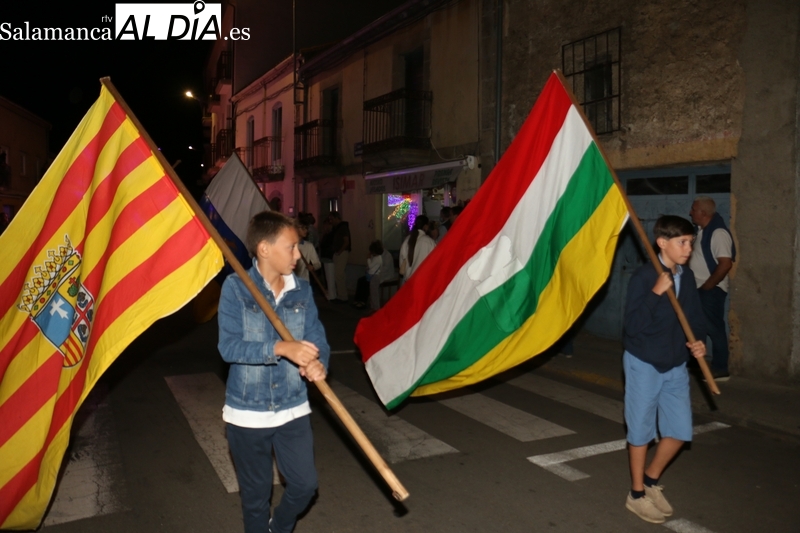 Multitudinario desfile de carrozas en Vitigudino la noche de este 15 de agosto / CORRAL