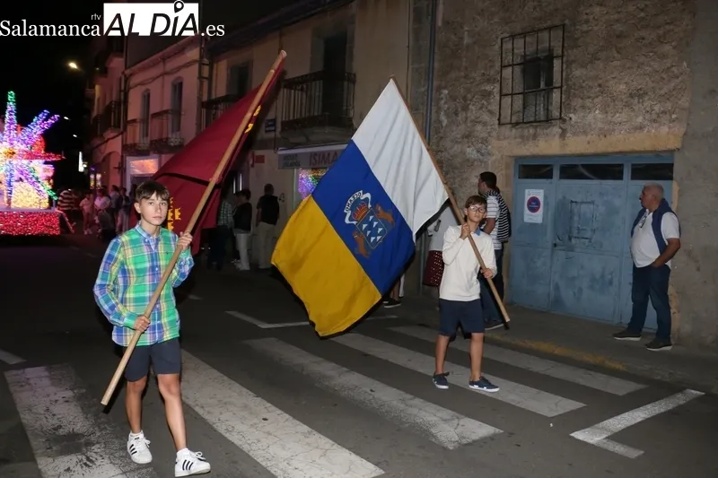 Multitudinario desfile de carrozas en Vitigudino la noche de este 15 de agosto / CORRAL