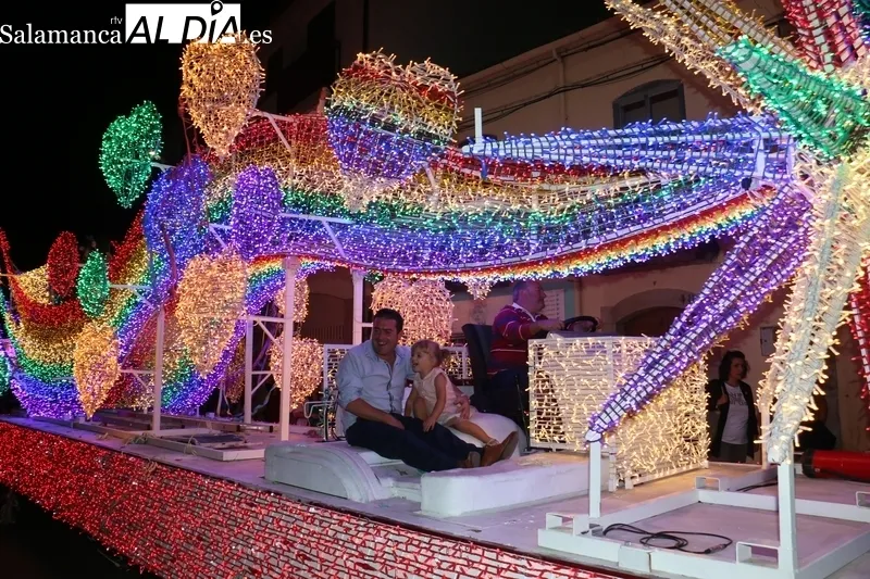 Multitudinario desfile de carrozas en Vitigudino la noche de este 15 de agosto / CORRAL