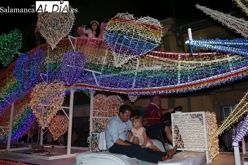 Multitudinario desfile de carrozas en Vitigudino la noche de este 15 de agosto / CORRAL