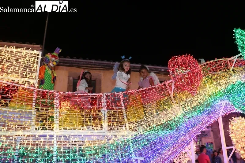 Multitudinario desfile de carrozas en Vitigudino la noche de este 15 de agosto / CORRAL
