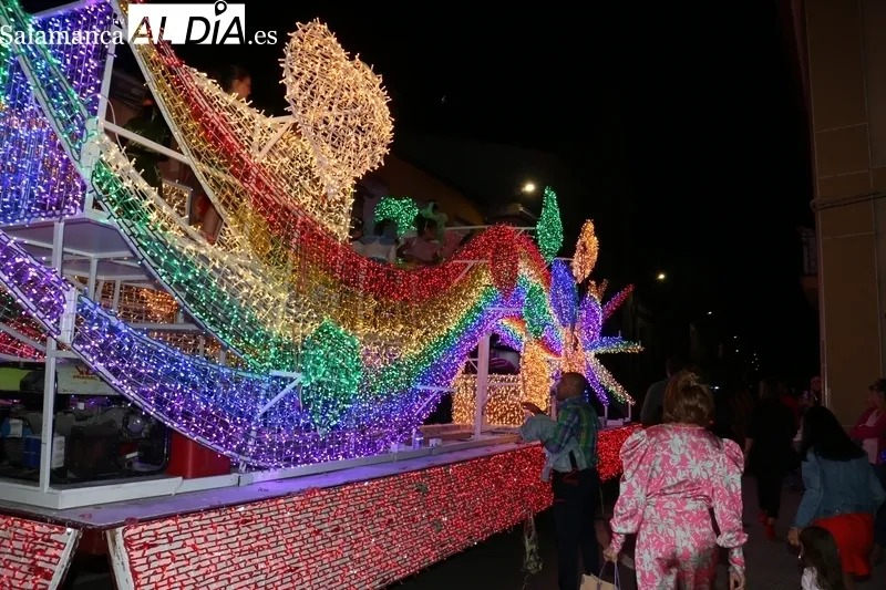 Multitudinario desfile de carrozas en Vitigudino la noche de este 15 de agosto / CORRAL