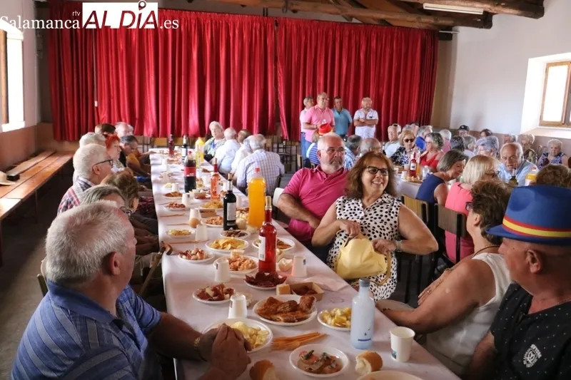 Homenaje a los Mayores en Peralejos de Abajo / CORRAL
