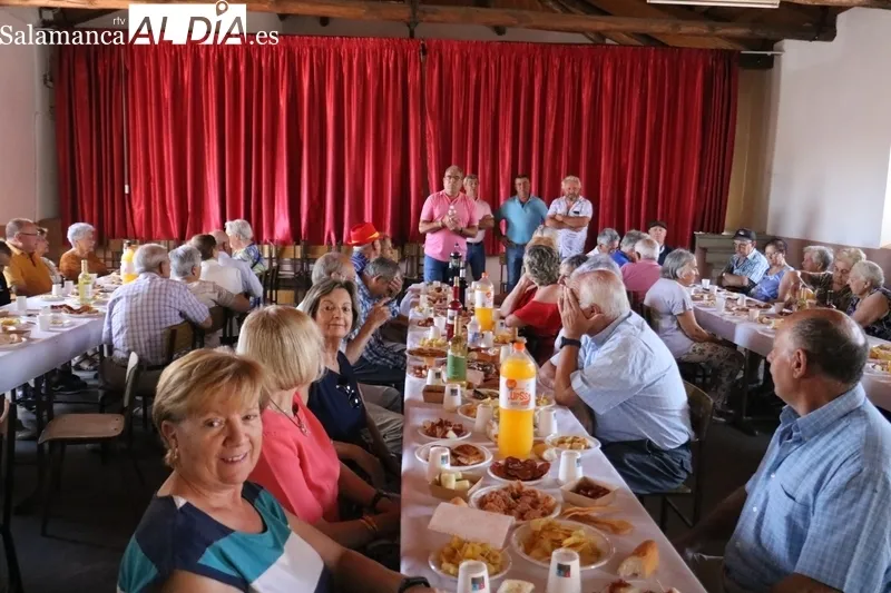 Homenaje a los Mayores en Peralejos de Abajo / CORRAL