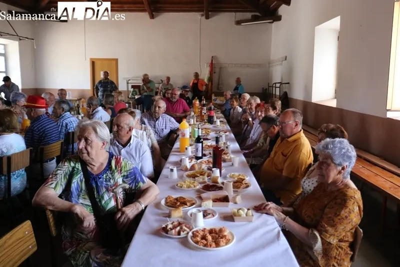 Homenaje a los Mayores en Peralejos de Abajo / CORRAL