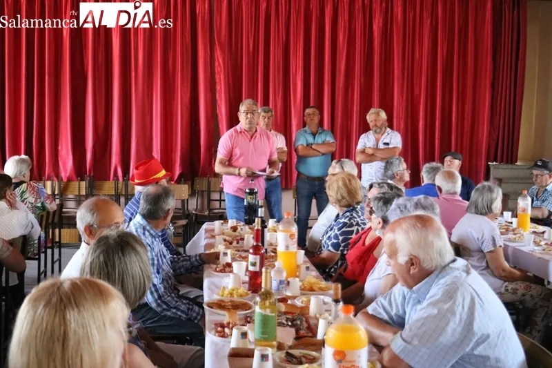 Homenaje a los Mayores en Peralejos de Abajo / CORRAL
