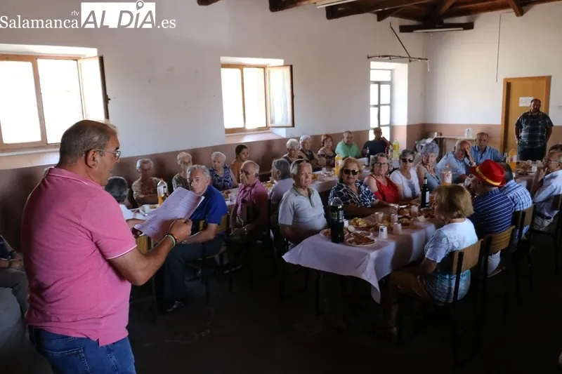 Homenaje a los Mayores en Peralejos de Abajo / CORRAL