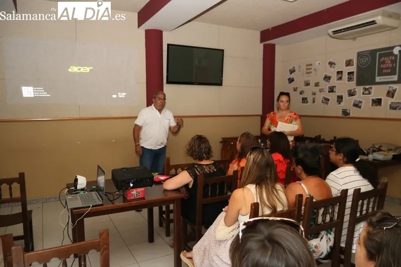El presidente de la Mancomunidada, Alfonso Castilla, procedía a la entrega de los diplomas a las participantes / CORRAL
