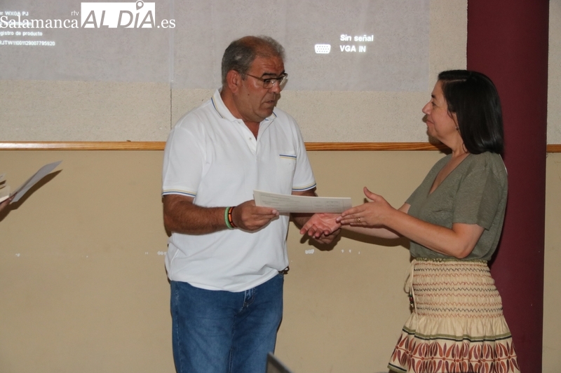 El presidente de la Mancomunidada, Alfonso Castilla, procedía a la entrega de los diplomas a las participantes / CORRAL