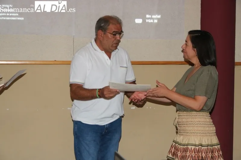 El presidente de la Mancomunidada, Alfonso Castilla, procedía a la entrega de los diplomas a las participantes / CORRAL