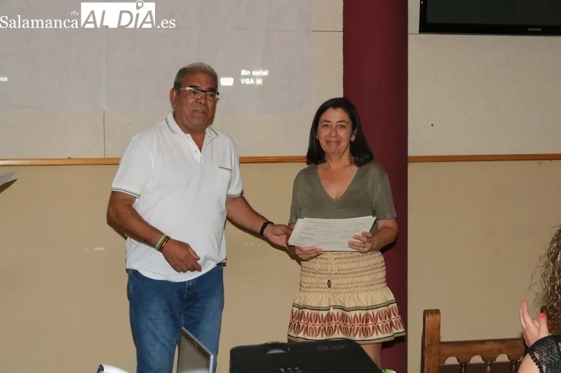 El presidente de la Mancomunidada, Alfonso Castilla, procedía a la entrega de los diplomas a las participantes / CORRAL