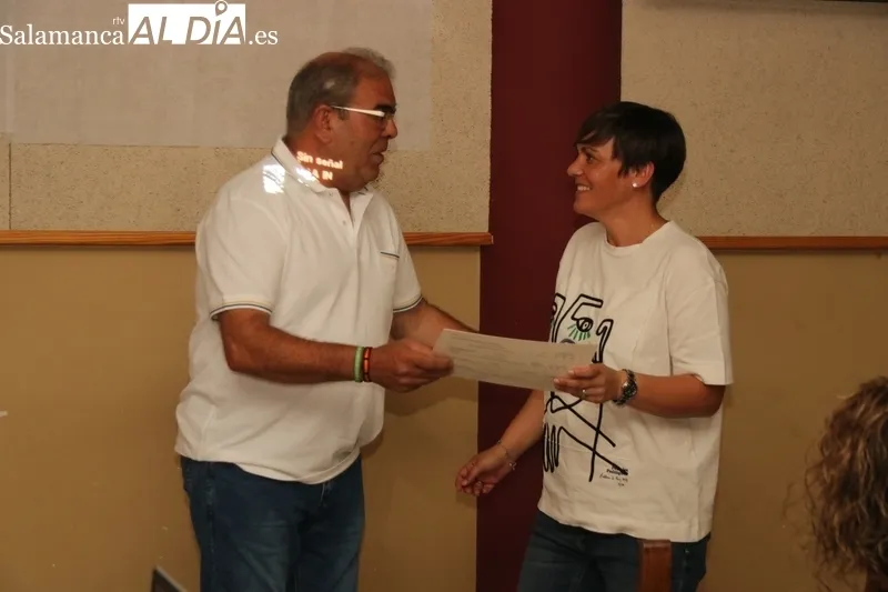 El presidente de la Mancomunidada, Alfonso Castilla, procedía a la entrega de los diplomas a las participantes / CORRAL