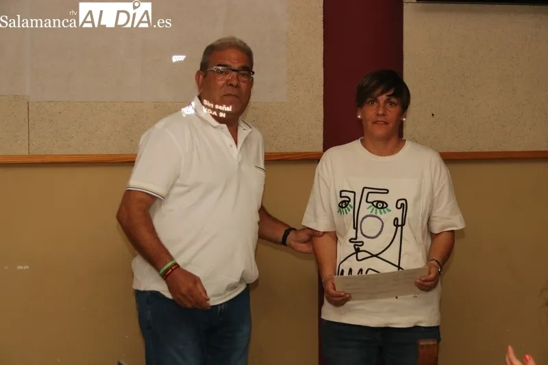 El presidente de la Mancomunidada, Alfonso Castilla, procedía a la entrega de los diplomas a las participantes / CORRAL