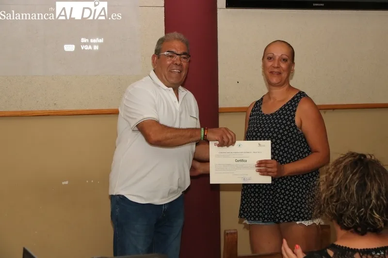 El presidente de la Mancomunidada, Alfonso Castilla, procedía a la entrega de los diplomas a las participantes / CORRAL