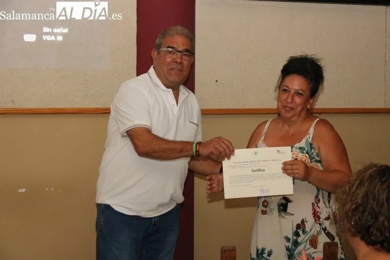 El presidente de la Mancomunidada, Alfonso Castilla, procedía a la entrega de los diplomas a las participantes / CORRAL