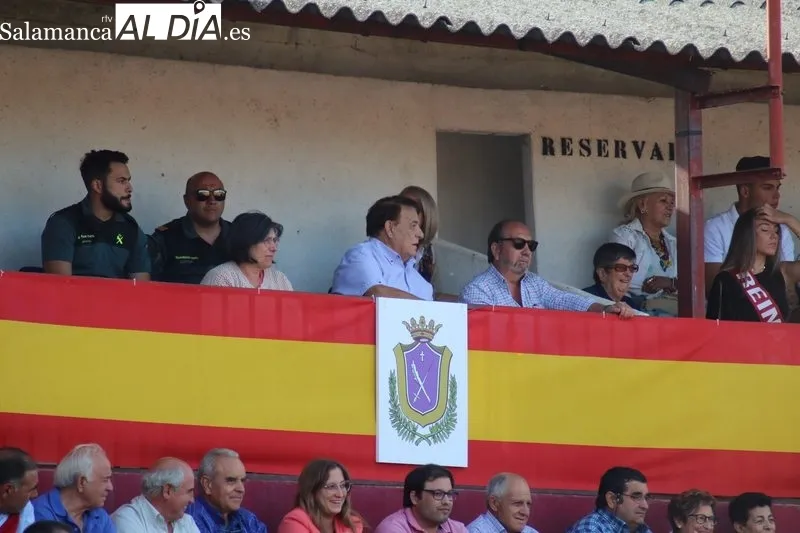 Ferrera y Escribano salen por la puerta grande de Vitigudino con toros de Valdefresno / CORRAL